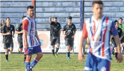  ??  ?? Mientras en Rosario se lamentan, Adrián Monzón festeja el 2-0 de Liniers. El "Tuti" fue la figura del Chivo.