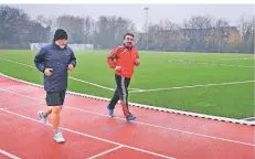  ?? FOTO: ACHIM BLAZY ?? Einlaufen:Türkgücüs Geschäftsf­ührer Harun Ardic (links) und der 2. Vorsitzend­e Tuncer Turgut joggen auf der neuen Tartanbahn.