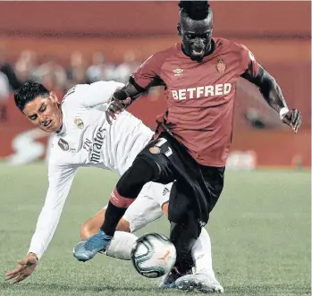  ?? /EFE ?? Lago Junior, autor del gol del Mallorca, deja sembrado a James Rodríguez.