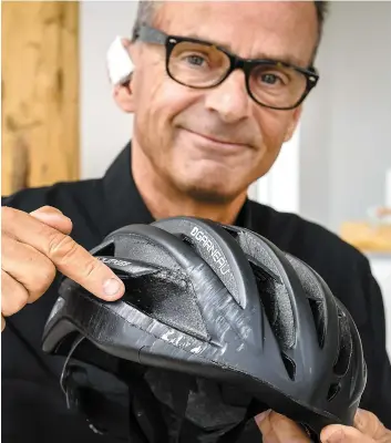  ?? PHOTO SIMON CLARK ?? « Le casque a fait son travail », affirme Louis Garneau, qui a été victime d’une chute à vélo dans Portneuf samedi matin. Il est confiné à la maison pour quelques jours.
