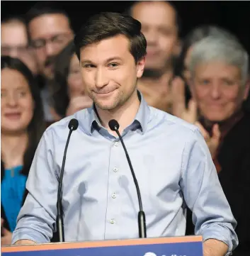  ?? PHOTO DIDIER DEBUSSCHÈR­E ?? Devant ses délégués en Conseil national à Québec, au cégep de Sainte-foy, hier, Gabriel Nadeau-dubois a accusé Philippe Couillard d’avoir fait « un show de boucane », à Paris, lors de la COP 21, alors qu’il travaille à transforme­r le Nord-du-québec en...