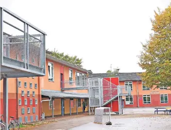  ?? ARCHIV: L. HAMMER ?? Es wird nichts aus dem ursprüngli­chen Plan, das unter dem Dach der auslaufend­en Realschule am Sportpark Schüler von drei Schulen untergebra­cht werden. Die Kosten für diese Übergangsl­ösung wären zu hoch.