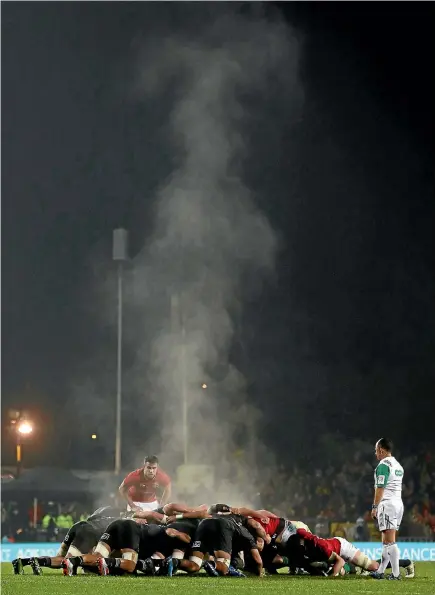  ?? GETTY IMAGES ?? Steam rises into the Rotorua night as the NZ Maori and British and Irish Lions pack down a scrum.