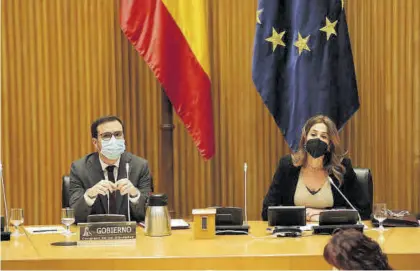  ?? M. FERNÁNDEZ / EUROPA PRESS ?? El ministro Alberto Garzón, con la presidenta de la comisión, Rosa María Romero, ayer, en el Congreso.