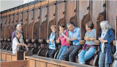  ?? FOTOS: WALTRAUD WOLF ?? Wie es sich im Chorgestüh­l des Nonnenchor­s sitzen lässt, probierten die Besucher des Tags des offenen Denkmals mit Dr. Stephan Fuchs zusammen aus.