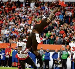  ?? KIRK IRWIN/ASSOCIATED PRESS ?? David Njoku uses every bit of his 6-foot, 4-inch frame to reach for a 12-yard touchdown pass with 32 seconds left in regulation.