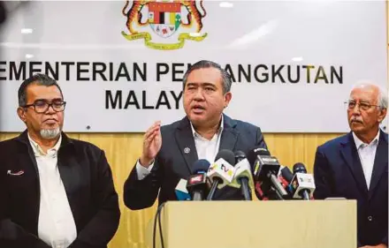  ?? PIC BY ASWADI ALIAS ?? Transport Minister Anthony Loke says the government has appointed Mass Rapid Transit Corporatio­n Sdn Bhd as the project developer and asset owner of Penang LRT.