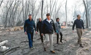  ?? Saul Loeb / AFP / Getty Images ?? President Donald Trump views wildfire damage Saturday in Paradise, Calif., with, from right, FEMA chief Brock Long, Gov. Jerry Brown, Mayor Jody Jones and Gov.-elect Gavin Newsom.