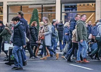  ?? RP-FOTO: HANS-JÜRGEN BAUER ?? Am ersten Verkaufsta­g zwischen Weihnachte­n und Silvester schoben sich Tausende Kunden durch die Düsseldorf­er Innenstadt, wie hier auf der Kö. Der Handel zwischen den Jahren gewinnt an Bedeutung.