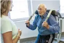  ??  ?? Rurik Kamb, 91 år, drabbades av en stroke för fyra år sedan. Året efter började han i träningsgr­uppen där han gjort stora framsteg.
