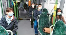  ?? Foto: Ulrich Wagner ?? In öffentlich­en Verkehrsmi­tteln müssen die Passagiere Masken tragen. Wer das nicht tut, muss mit einem Bußgeld in Höhe von 150 Euro rechnen.