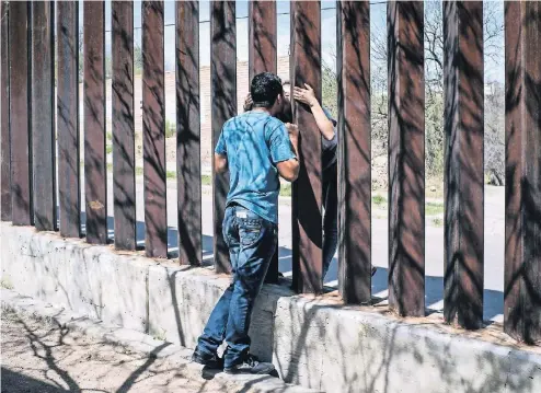  ?? FOTO: LAIF ?? Nogales, im Norden Mexikos, ist eine geteilte Stadt. Ein Zaun verhindert den Grenzübert­ritt in die USA, wie dieses Paar schmerzlic­h spürt.