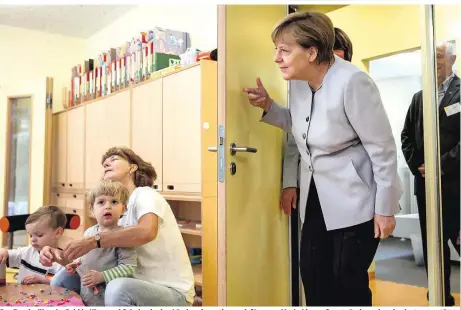  ??  ?? Der Bund will mehr Geld in Kitas und Schulen in den Ländern investiere­n, dafür muss Merkel jenes Gesetz ändern, das sie einst unterstütz­te