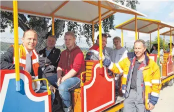  ?? SZ-FOTO: SOMM ?? Eine Werksrundf­ahrt mit Rolf Sontheimer (rechts) gehörte bei Schwenk Zement im Rahmen der Ausbildung­smesse dazu.