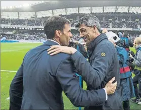  ?? FOTO: JUAN ECHEVERRÍA ?? Viejos conocidos Ziganda se saluda con Imanol antes del inicio del derbi