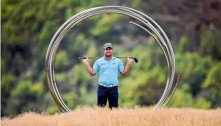  ?? PHOTOSPORT ?? Ryan Fox relaxes during a practice round at Arrowtown after a hectic travel schedule to get to the New Zealand Open venue.