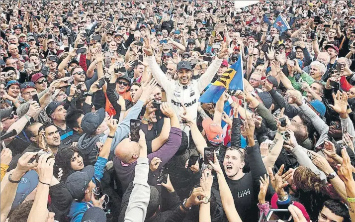  ?? FOTO: GETTY ?? Hamilton se dio un auténtico baño de masas en el GP de Gran Bretaña tras su triunfo. El británico celebró su victoria con la afición inglesa en la pista, consciente de que el paso dado ayer fue muy importante para la lucha por el título