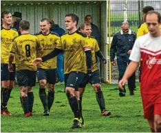  ?? Foto: Xaver Habermeier ?? Jubel bei der Reserve der TSG Untermaxfe­ld (gelbe Trikots): Zum Abschluss des Fuß balljahres gelang ein 2:0 Erfolg gegen den TSV Pöttmes II.