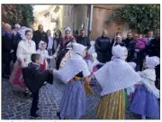  ?? (Photo C. R.) ?? Le froid n’a pas fait peur aux tout-petits, qui ont dansé et chanté avec joie.