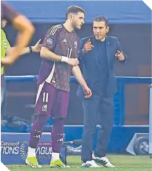  ?? ?? Jaime Lozano da instruccio­nes a Santiago Giménez en la Final del domingo ante Estados Unidos.