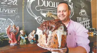  ?? LUIZ ACKERMANN ?? Diogenes Dalvi, proprietar­io da Confeitari­a Duquesa, mostra o panetone gigante, que pesa cinco quilos