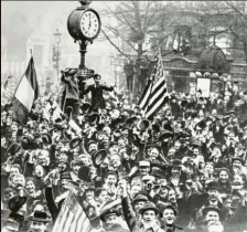  ?? Foto: U.S. Army Signal Corps, dpa ?? Auf dem Grand Boulevard in Paris feiern Franzosen und Amerikaner zusammen die Nachricht vom Waffenstil­lstand.