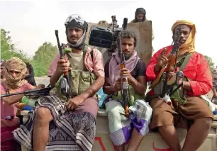  ?? AFP ?? Yemeni pro-government forces gather on the eastern outskirts of Hodeida, as they continue to battle for the control of the city from Houthi rebels on Friday. —