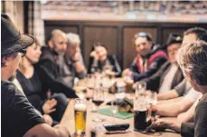  ?? FOTO: PETER VON FELB ?? Stammtisch in einer Dorfkneipe: Die Menschen, für die das Wirtshaus das zweite Wohnzimmer ist, werden von Jahr zu Jahr weniger. Vielen Wirten fällt es schwer, darauf mit neuen Angeboten zu reagieren.