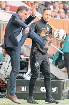  ?? FOTO: DPA ?? Sehr gelenkig: Borussia Mönchengla­dbachs Trainer Dieter Hecking.