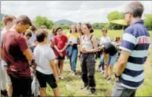  ??  ?? Dominique Rech avec ses élèves sur le chantier de fouilles archéologi­ques à Saint Just de Valcabrère, au printemps 2019.