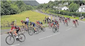  ??  ?? > The Peloton descends in Llangynog during stage four of the 2016 Tour