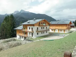  ??  ?? Contenzios­o Le ville costruite in Cadore al centro della vicenda sfociata in un suicidio