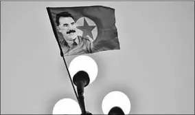  ??  ?? Een vlag met PKK-leider Öcalan. (Foto:NOS)