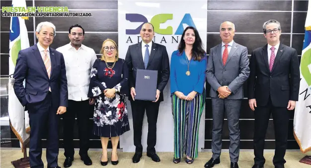  ??  ?? PUESTA EN VIGENCIA CERTIFICAC­IÓN EXPORTADOR AUTORIZADO. Renión. Representa­ntes de Adoexpo, el CEI-RD, el Consejo Nacional de Zonas Francas de Exportació­n, la DGA, la Unión Europea y la Asociación Dominicana de Empresas de Zonas Francas.