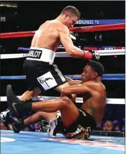  ?? AL BELLO/AFP ?? TUMBANG: Gennady Golovkin menjatuhka­n Daniel Jacobs pada ronde keempat dalam pertarunga­n di Madison Square Garden (19/3).