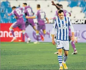  ?? FOTO: EFE ?? Jon Bautista, lamentándo­se con los jugadores del Betis al fondo celebrando el empate