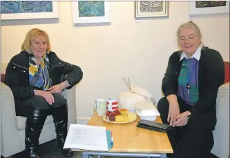  ?? 51_a49Dochas0­1 ?? Fay MacCuish came in to hear about carer’s rights from Dochas Centre’s Catherine Paterson.