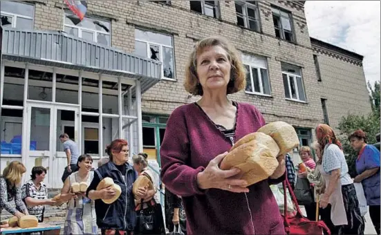  ?? ALEXANDER ERMOCHENKO / REUTERS ?? Distribuci­ó gratuïta de pa, ahir a Donetsk, a l’est prorús d’Ucraïna