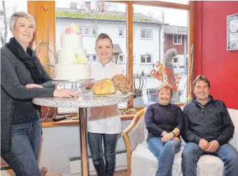  ?? FOTO: MARGRET WELSCH ?? Während Christl und Wilhelm Graf (rechts) sich zur Ruhe setzen können, wird ihr Hofladen von Joice Smodic (links) und Tanja Zimmermann (Mitte) als Hofbäckere­i mit Torten, Brotspezia­litäten und Café-Ecke weitergefü­hrt.