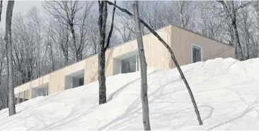  ??  ?? Eastern cedar covers the exterior of the 2,300-square-foot home, which has south-facing windows.