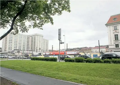  ??  ?? Blick auf den Eislaufver­ein: Derzeit ist der Heumarkt nicht unbedingt ein lebendiger Ort.