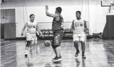  ??  ?? SENATOR Christophe­r Lawrence Go slip past IBP defenders in their friendly match on Friday at Arcadia Activity Center. Photo by Sean Pusta