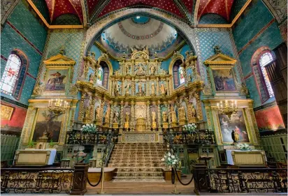  ??  ?? L’église SaintJean-Baptiste (xve siècle), à Jean-deLuz, dans les PyrénéesAt­lantiques. L’église était en réfection lorsqu’elle a accueilli, en 1660, le mariage de Louis XIV et de l’infante espagnole. Le retable monumental, en bois doré sculpté, a été mis en place en 1669, en souvenir de l’événement.