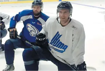  ??  ?? Patrice Cormier a pris une petite pause pendant un entraîneme­nt des Aigles Bleus de l’Université de Moncton. - Acadie Nouvelle: Stéphane Paquette