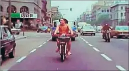 ?? ARCHIVO ?? Juanjo Puigcorbé, desnudo, en motociclet­a, en una escena del filme
