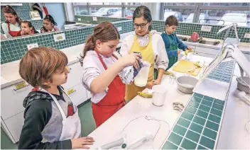  ?? RP-FOTO: BAUER ?? „Gesunde Schule“hieß es im vergangene­n Jahr an der Realschule Osterath. Die Sechstkläs­sler Alex, Lee-Ann, Melissa und Alexander (v.l.) kochten gemeinsam.