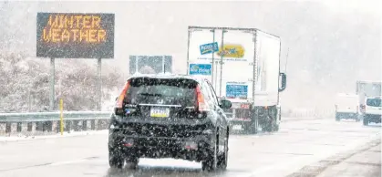  ?? CABRERA/THE MORNING CALL MONICA ?? As snow falls Wednesday, highway signs caution motorists on eastbound Interstate 78 approachin­g the Hellertown exit.