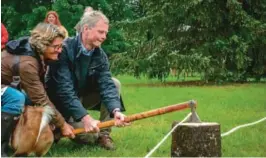  ??  ?? SNORØKSING: Knut Aall og Anne Killingmo fikk aeren av å erklaere vikingmess­en for åpnet, noe de begge har jobbet godt for å få til.