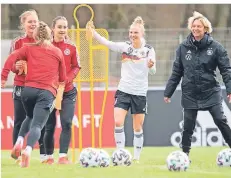 ?? FOTO: DPA ?? Bundestrai­nerin Martina Voss-Tecklenbur­g (r.) und ihr Team – hier im Training im April – werden seit Anfang 2021 von einem Filmteam begleitet.