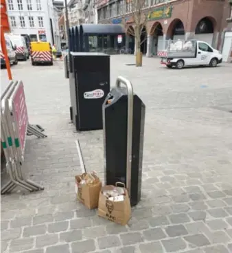  ?? FOTO DIRK JACOBS ?? Afgelopen weekend lieten klanten van KFC opnieuw zwerfvuil achter op de Hasseltse Grote Markt.